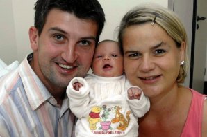 Am 19. August um 14.59 Uhr kam Leni Frank (52 Zentimeter, 3450 Gramm) im Helios-Klinikum Buch in Pankow zur Welt. "Es war eine kurze, aber doch sehr schmerzhafte Geburt", erzählt Lenis Vater Marek König (32, Kfz-Meister). Der Schmerz war aber schnell vergessen, als Mama Anja Frank (35, Restaurantfachfrau) das gesunde Mädchen in den Armen halten konnte. Auch der drei Jahre alte Mika freut sich über seine Schwester. Am liebsten würde er rund um die Uhr mit ihr spielen. Doch Leni schläft die meiste Zeit.